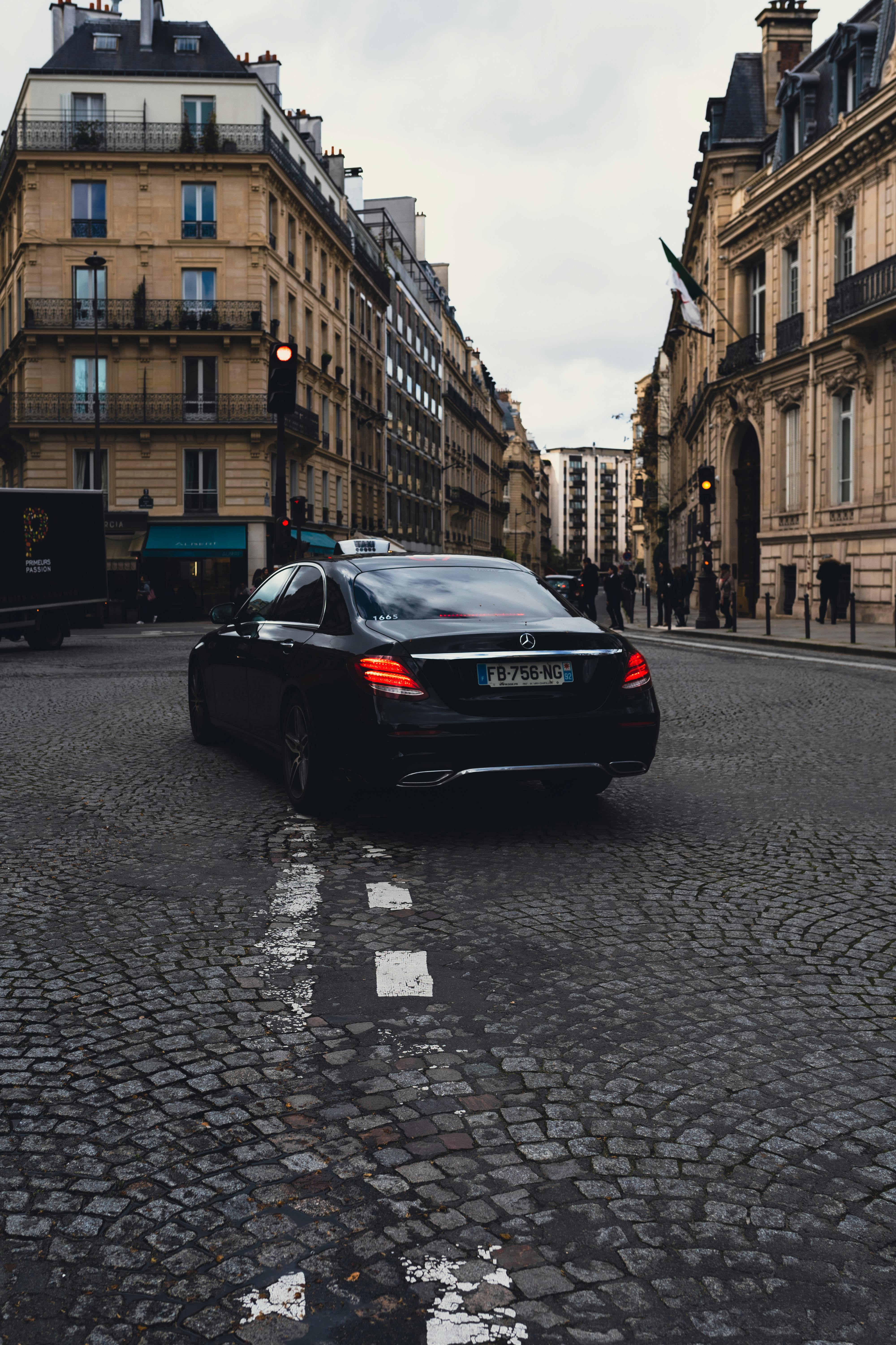 Chauffeur Serenity Taxi accueillant un client